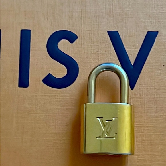 EUC LV PADLOCK AND KEY BRASS GOLD # 317 - Picture 9 of 9